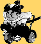 Kennosuke sur son tricycle